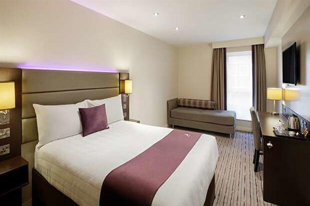 Premier Inn Watford Central Exterior photo
