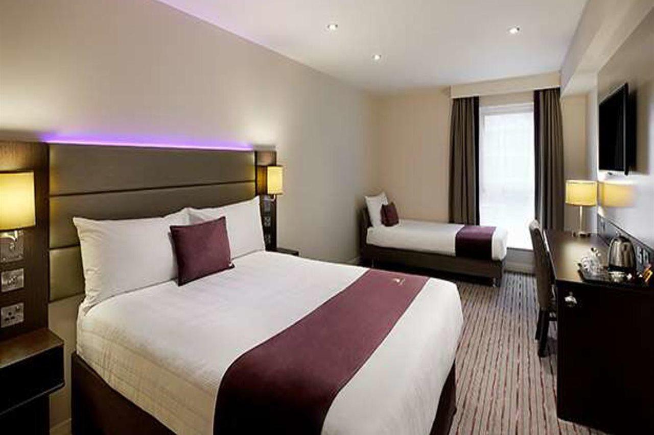 Premier Inn Watford Central Exterior photo