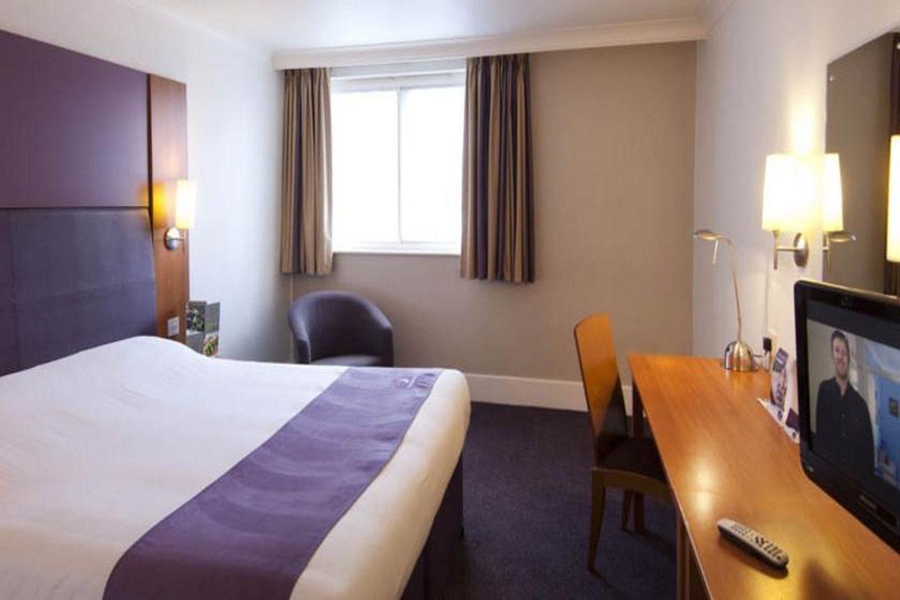 Premier Inn Watford Central Exterior photo