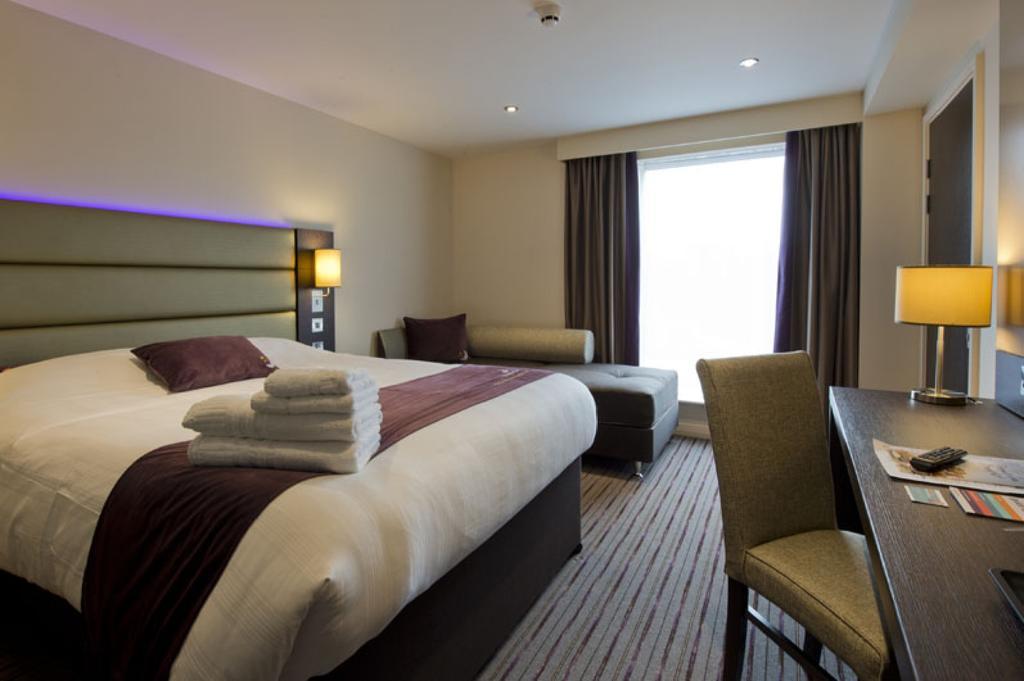 Premier Inn Watford Central Exterior photo