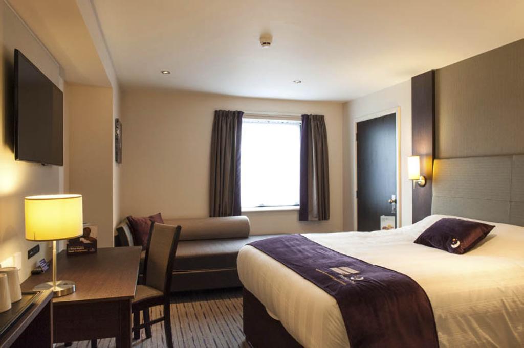 Premier Inn Watford Central Exterior photo