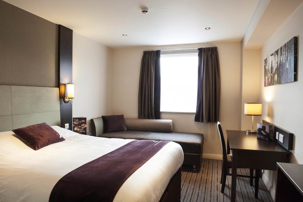 Premier Inn Watford Central Exterior photo