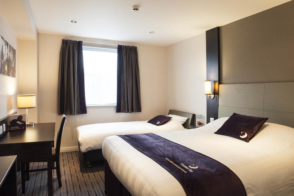 Premier Inn Watford Central Exterior photo