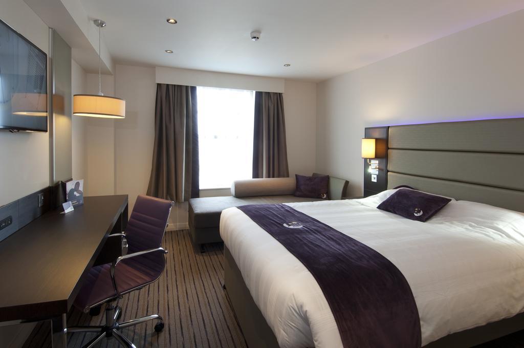 Premier Inn Watford Central Exterior photo