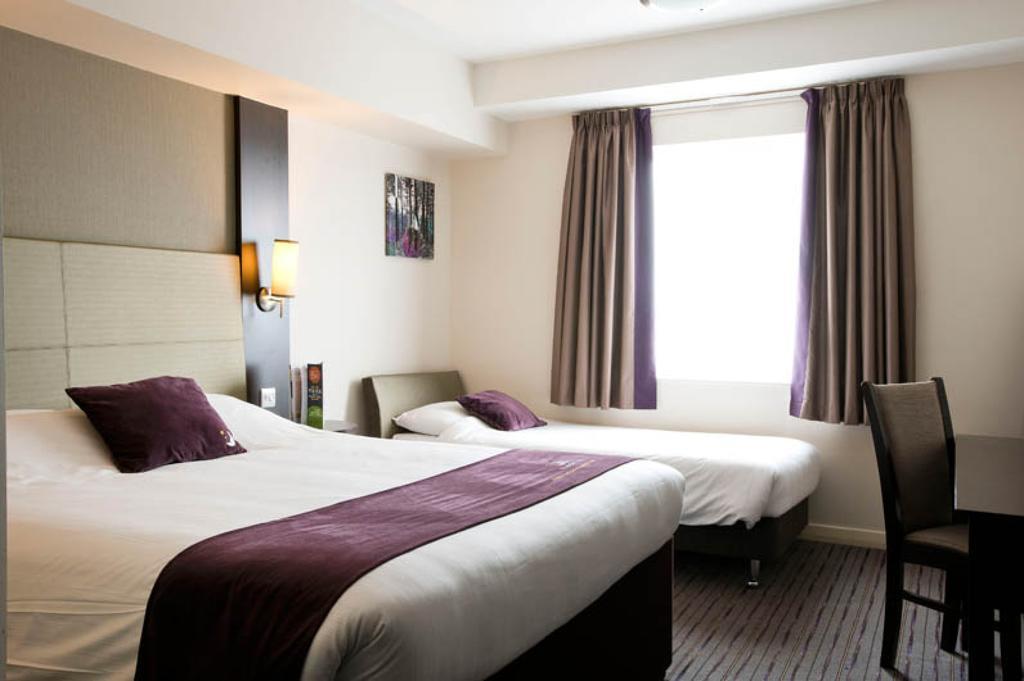 Premier Inn Watford Central Exterior photo