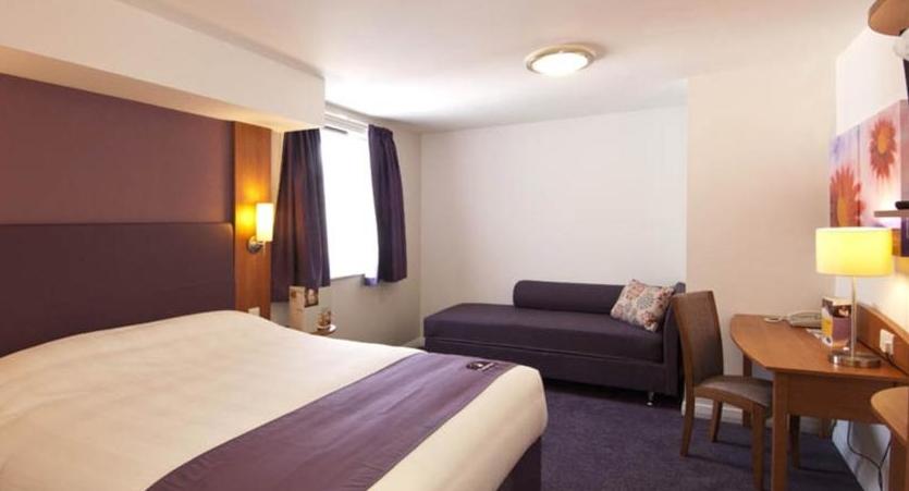 Premier Inn Watford Central Exterior photo