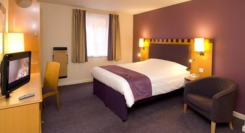 Premier Inn Watford Central Exterior photo